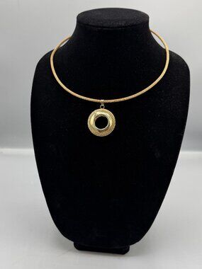 Structured Round Necklace with Pendant